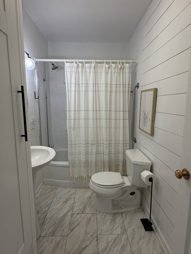 Building Photo - 181 W Custer Ave