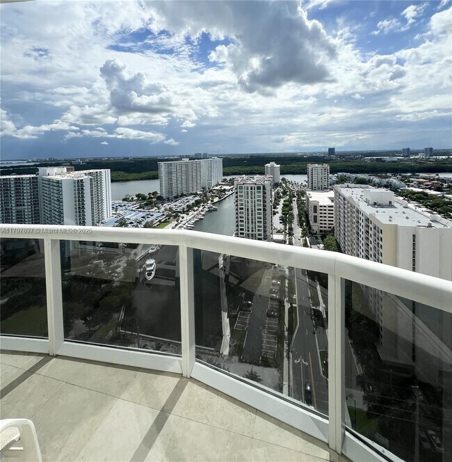Building Photo - 15901 Collins Ave