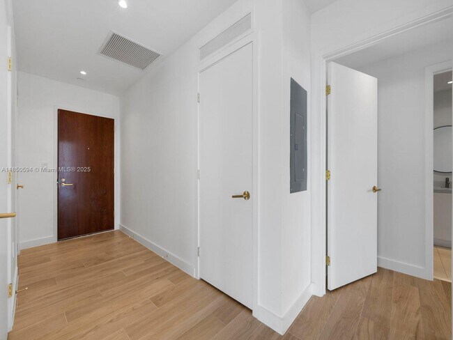 Building Photo - 2678 Tigertail Ave