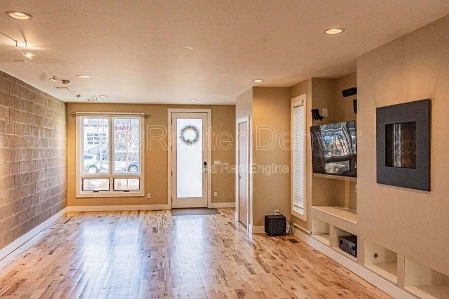 Building Photo - 4186 Utica St