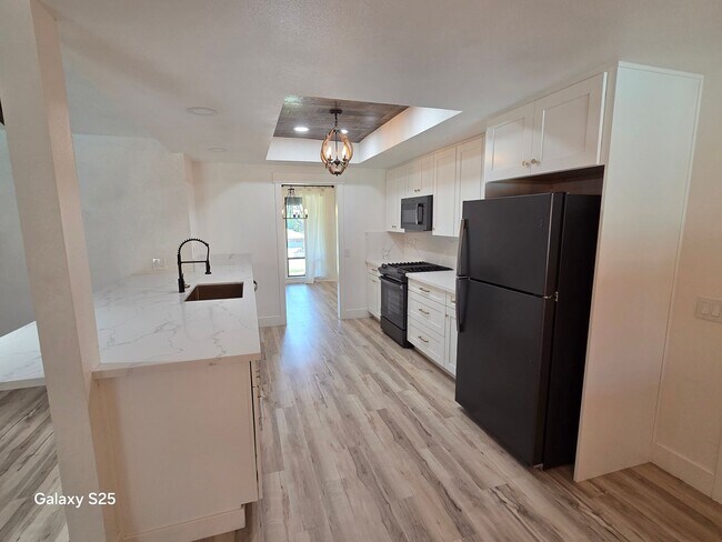 Building Photo - Large Four Bedroom with a Pool in Folsom