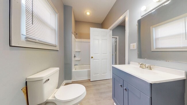 Building Photo - Large 4 bedroom, 1 1/2 baths