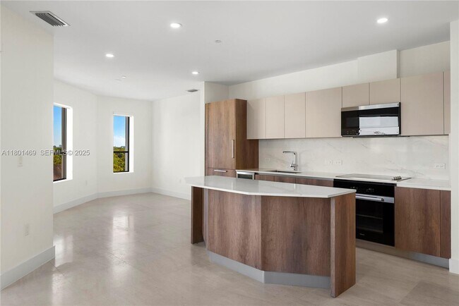 Building Photo - 701 Valencia Ave