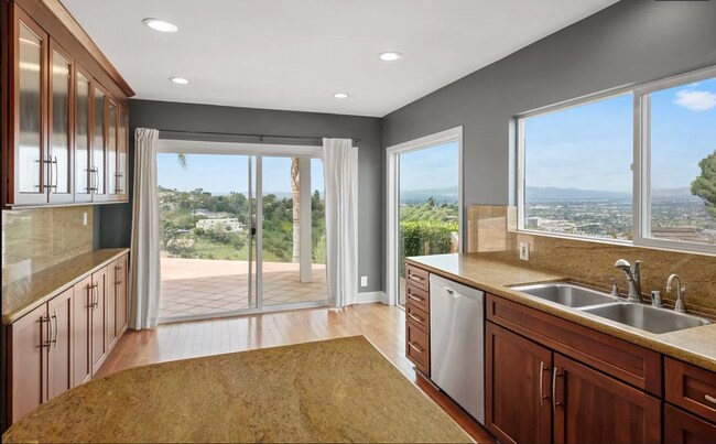 Building Photo - 3733 Beverly Ridge Dr