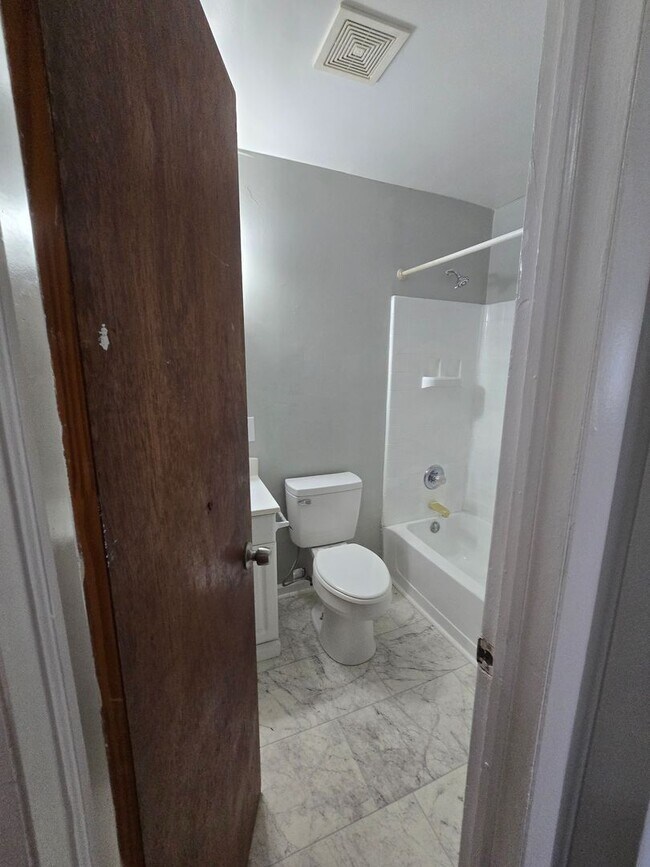 Building Photo - Two Bedroom Duplex located on the Westside off West 10th St and Lynhurst Dr