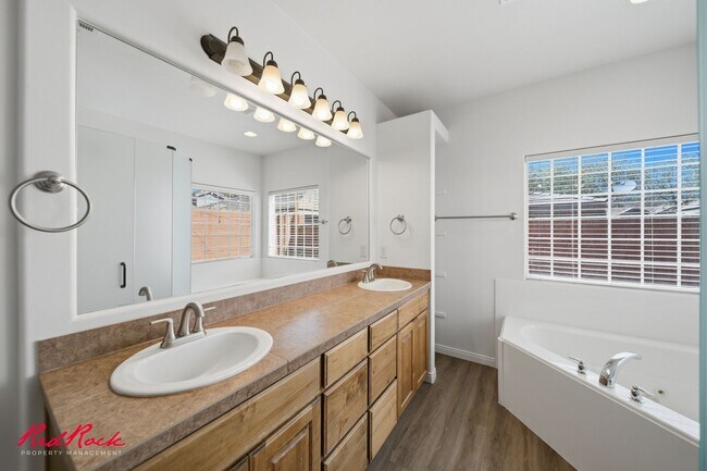 Building Photo - 3304 W Palomar