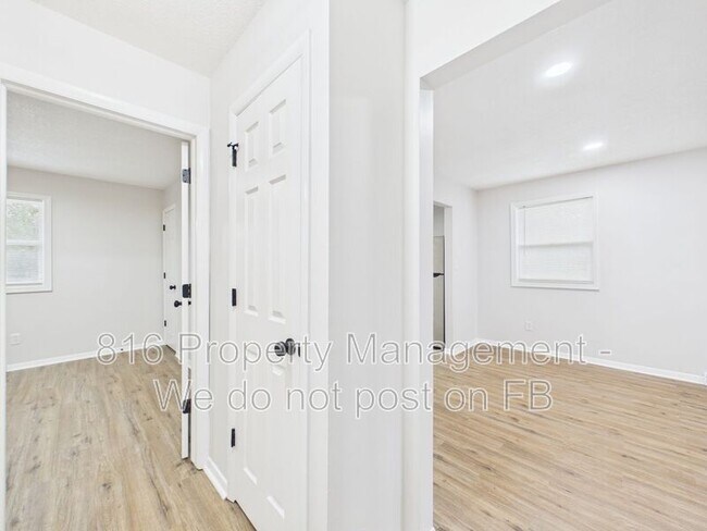 Building Photo - 100 S Oxford Ave