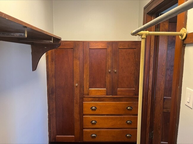 Building Photo - Old-World Charm in the Heart of Moline