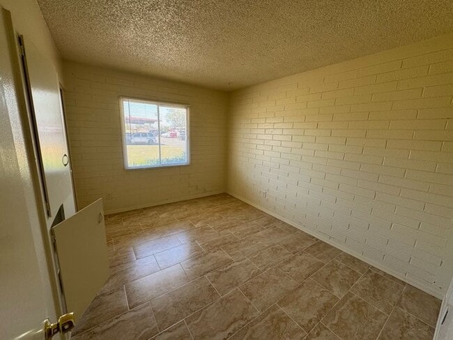Building Photo - Holiday Gardens Townhome