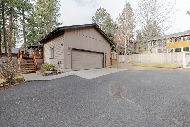 Building Photo - 3BR Furnished NW Bend Home