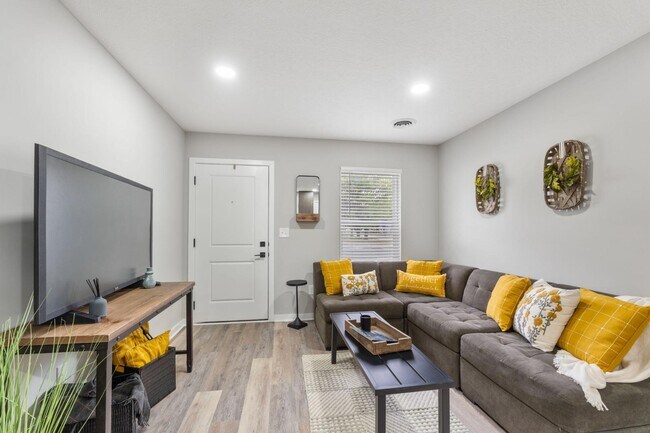 Building Photo - 382 N Franklin St