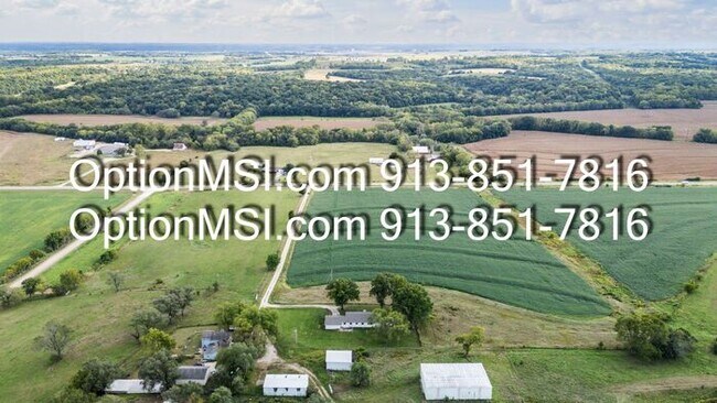 Building Photo - Spacious and move in ready!