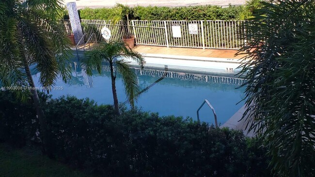 Building Photo - 1100 NE 1st Ct