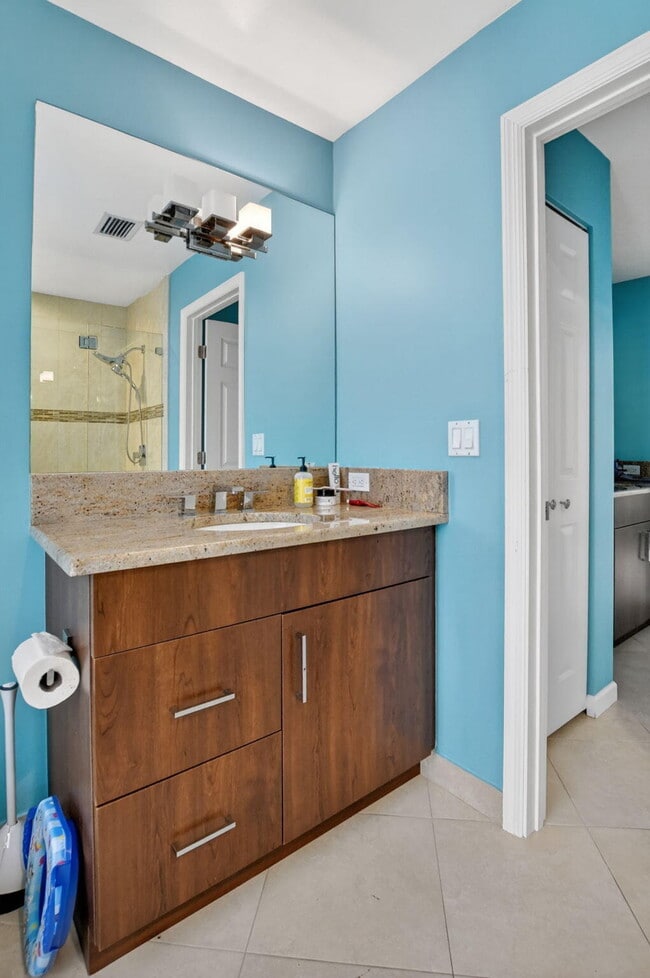 Building Photo - 10065 Camelback Ln