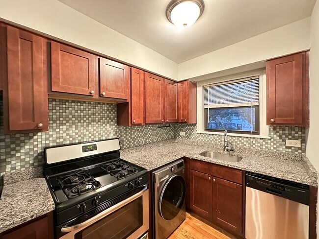 Building Photo - 693 Elm Pl