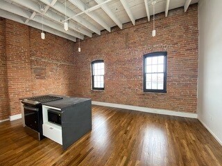 Building Photo - 112 SE 4th St