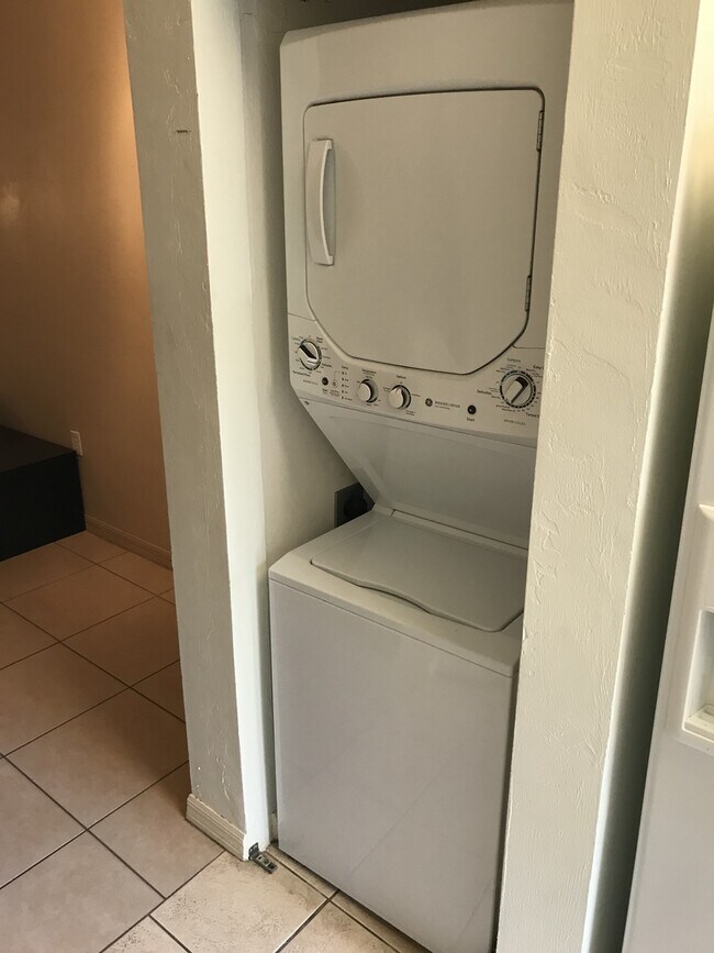 Building Photo - Saint Charles - Luxury 2 Bedroom, 2 Bathroom Condo