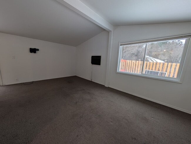 Building Photo - Dog-Friendly Orofino House