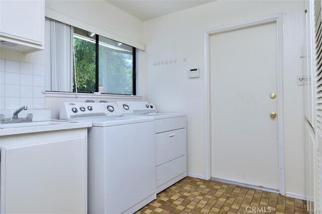 Building Photo - 4061 Falling Leaf Dr