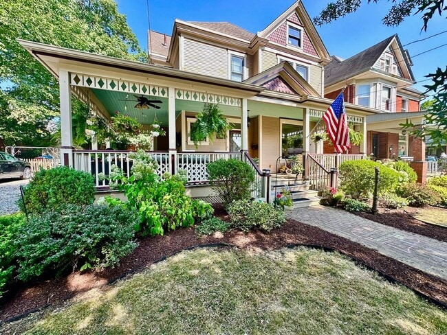 Primary Photo - 516 Fourth Street 1.2 miles to CC, 4 Bed 2...