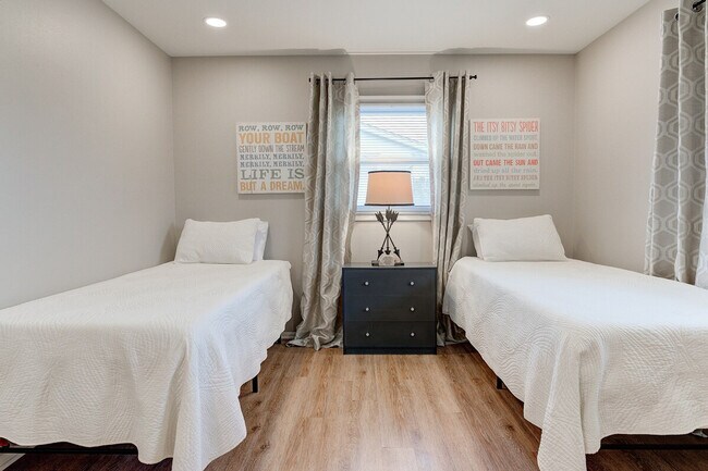 Building Photo - 2421 Saratoga Rd