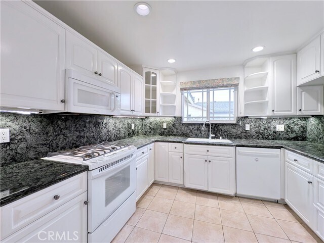 Building Photo - 2248 Drayton Ave
