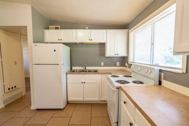 Building Photo - 3 Bed 1 Bath in Tulsa!