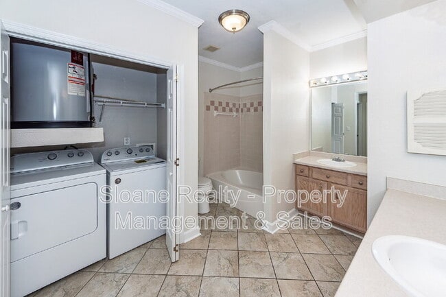 Building Photo - 700 Daniel Ellis Dr