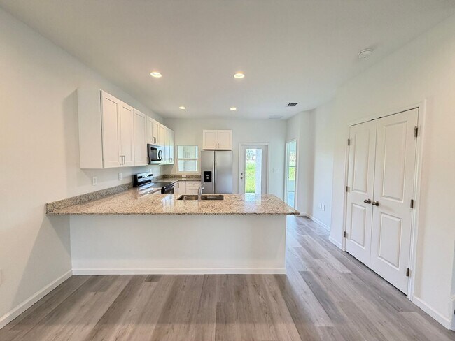 Building Photo - 5341 Vista Lago Dr