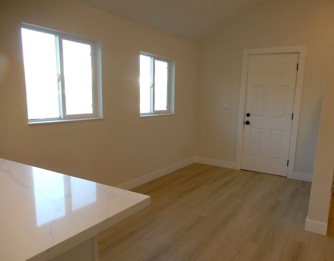 Building Photo - Cozy Cottage