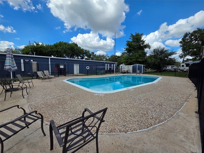 Building Photo - 2935 Calder Dr
