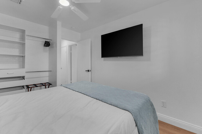 Building Photo - 75250 Vista Huerto