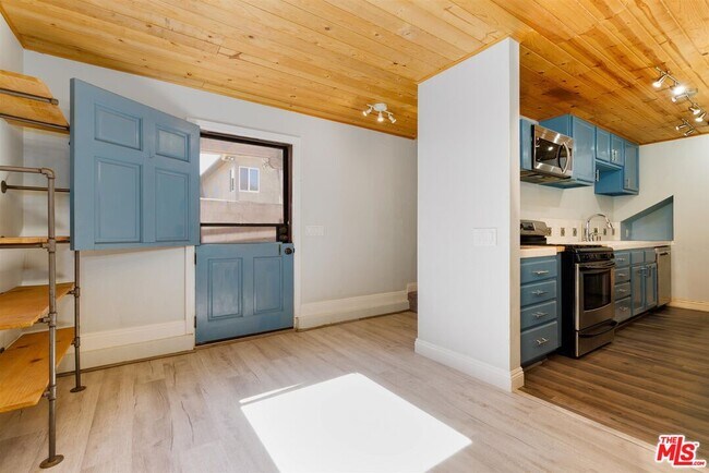 Building Photo - 1609 E Hillcrest Dr