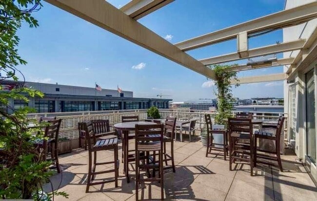 Building Photo - Chinatown 1,000 Square Foot PLUS W/Private...