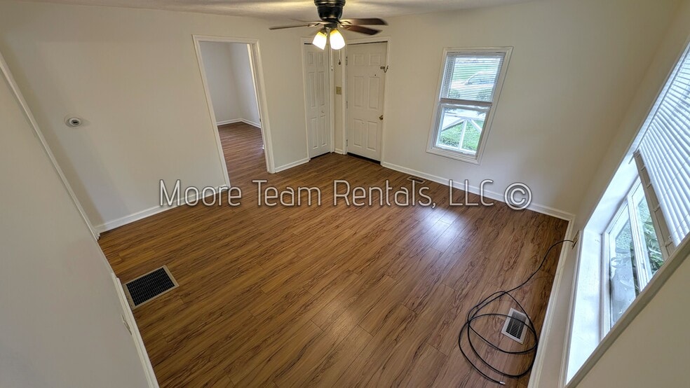 Building Photo - 818 3rd Ave W