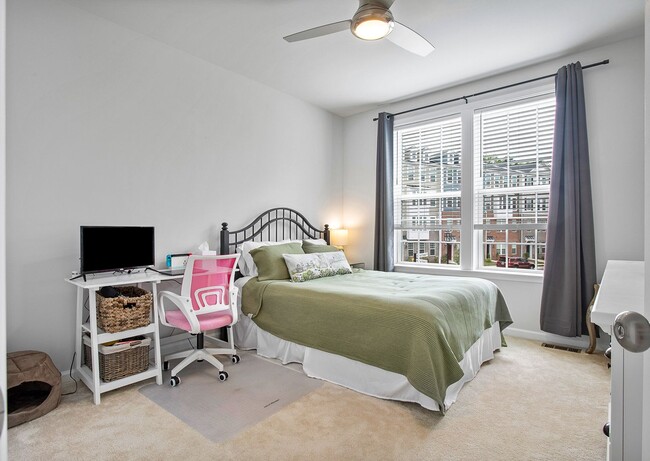 Building Photo - Modern 3-bedroom, 2.5-bath Townhouse!