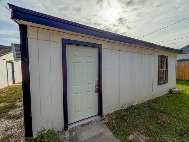 Primary Photo - 8430 Holiday Ln