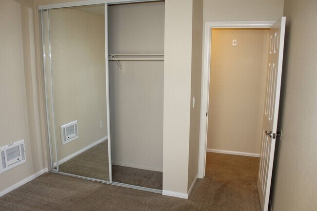 Building Photo - Charming 2BR/1BA Condo – Resort-Style Amen...