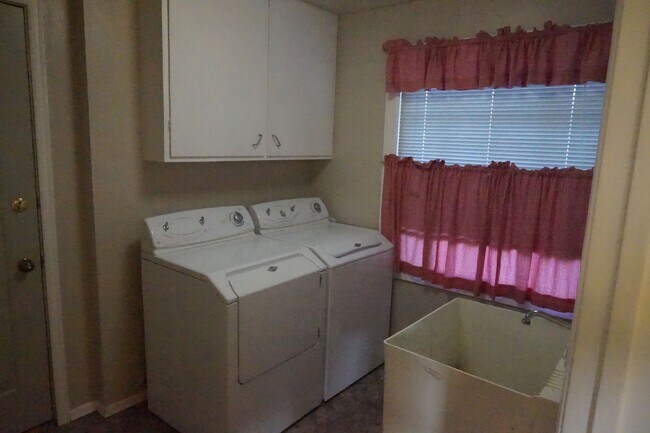 Building Photo - Large lot with room for a garden