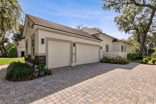 Building Photo - Luxury Living in exclusive and gated Oyste...