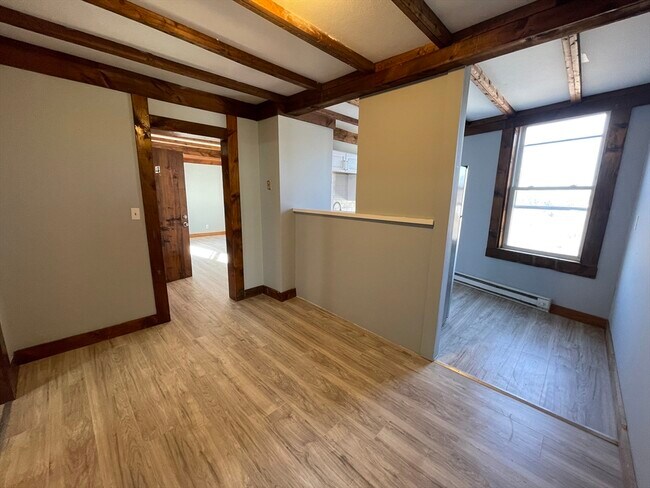 Building Photo - 16 Oriole St