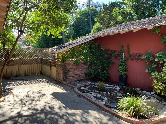 Building Photo - 2290 Canonita Dr