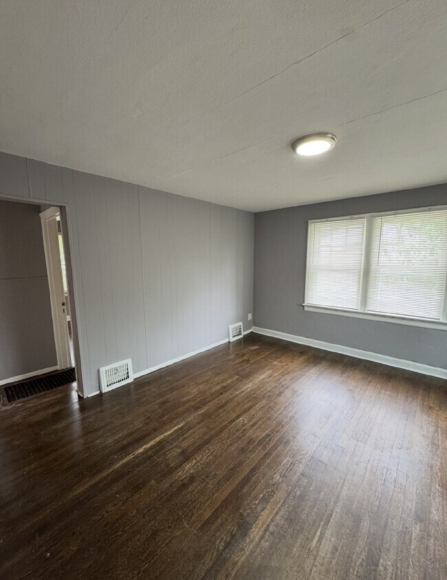 Building Photo - Charming Single-Family Home