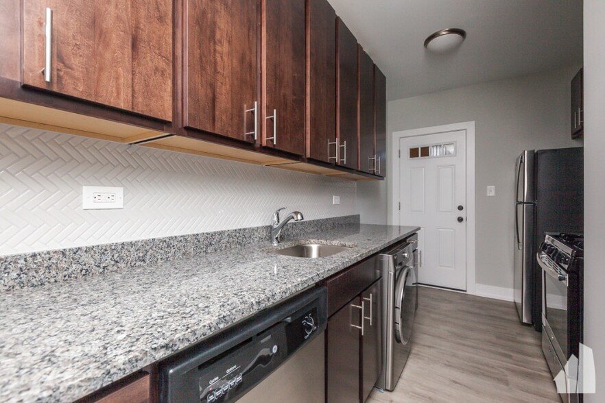 Building Photo - 709 W Brompton Ave