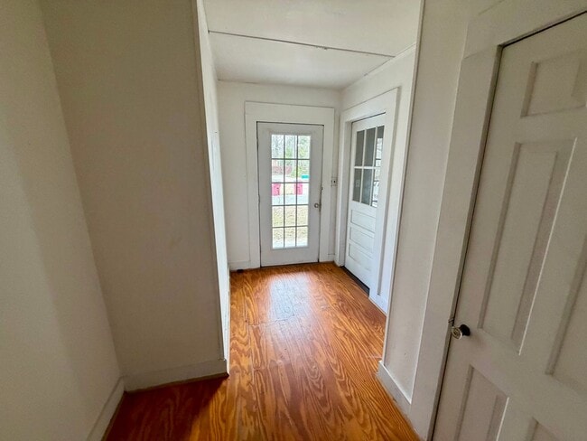 Building Photo - 2 Bed 1 Bath House