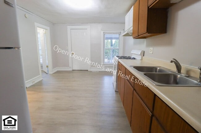 Building Photo - 121-123 S State St