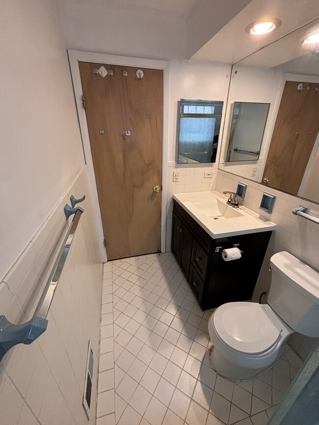 1st Floor Apt Bathroom #1 - 6747 N Harding Ave