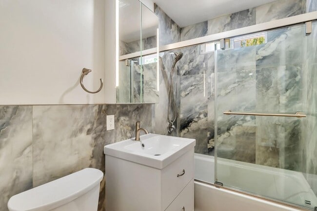 Building Photo - 1958 Woodside Rd