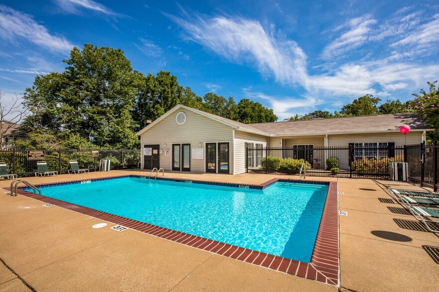 Pool - Pointe at 731