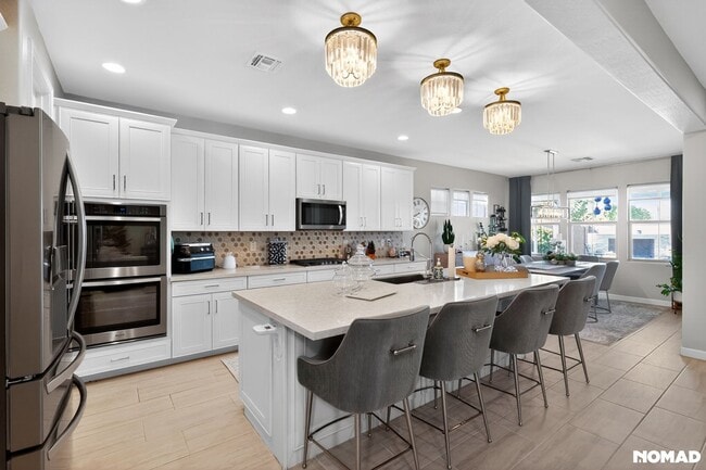 Building Photo - 4060 S Thistle Dr